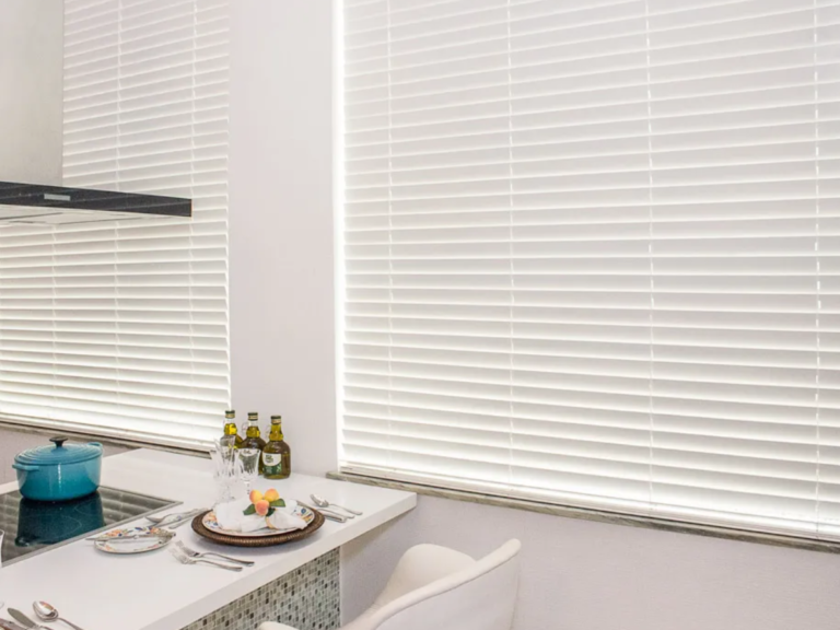 A Cortina Iluminê Amorim se diferencia pelas suas ondulações no tecido 100% poliéster, proporcionadas pelo acionamento de discretos cordões, assegurando maior controle da luz para qualquer área. (10)