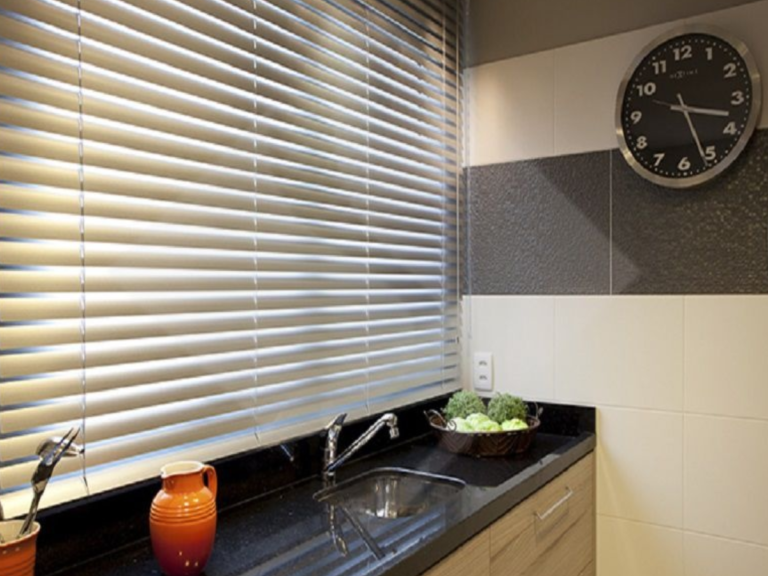 A Cortina Iluminê Amorim se diferencia pelas suas ondulações no tecido 100% poliéster, proporcionadas pelo acionamento de discretos cordões, assegurando maior controle da luz para qualquer área. (11)