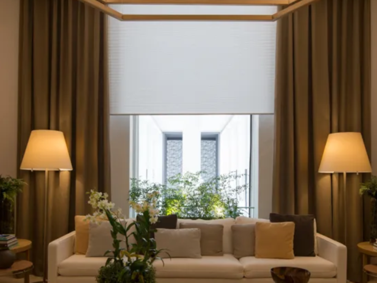 A Cortina Iluminê Amorim se diferencia pelas suas ondulações no tecido 100% poliéster, proporcionadas pelo acionamento de discretos cordões, assegurando maior controle da luz para qualquer área. (4)