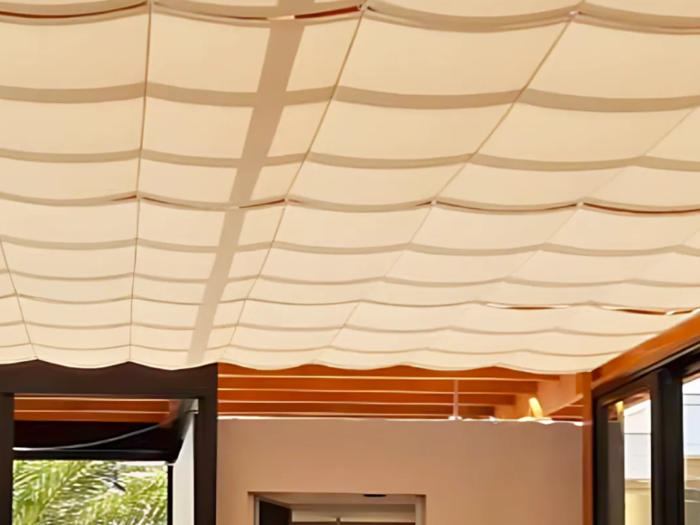 A Cortina Iluminê Amorim se diferencia pelas suas ondulações no tecido 100% poliéster, proporcionadas pelo acionamento de discretos cordões, assegurando maior controle da luz para qualquer área. (5)