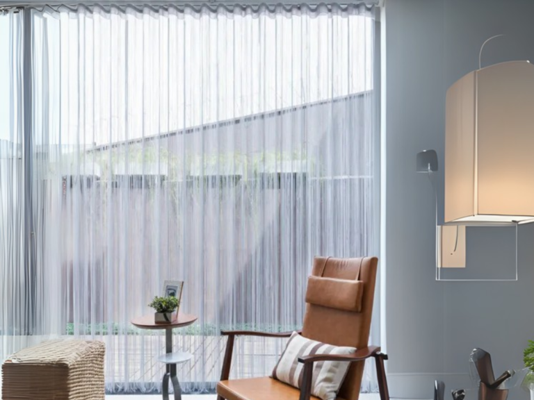 A Cortina Iluminê Amorim se diferencia pelas suas ondulações no tecido 100% poliéster, proporcionadas pelo acionamento de discretos cordões, assegurando maior controle da luz para qualquer área. (6)