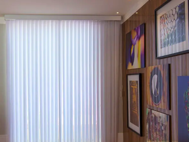 A Cortina Iluminê Amorim se diferencia pelas suas ondulações no tecido 100% poliéster, proporcionadas pelo acionamento de discretos cordões, assegurando maior controle da luz para qualquer área. (7)