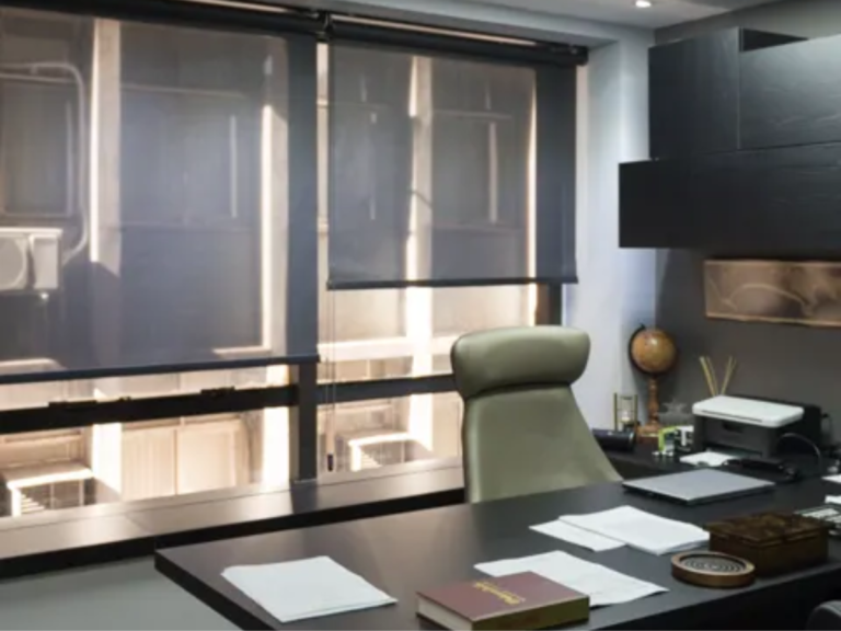 A Cortina Iluminê Amorim se diferencia pelas suas ondulações no tecido 100% poliéster, proporcionadas pelo acionamento de discretos cordões, assegurando maior controle da luz para qualquer área. (9)